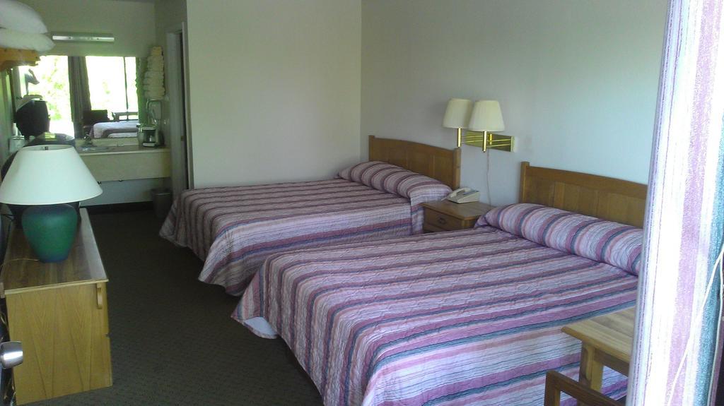 Almost Home Lodge Branson Room photo