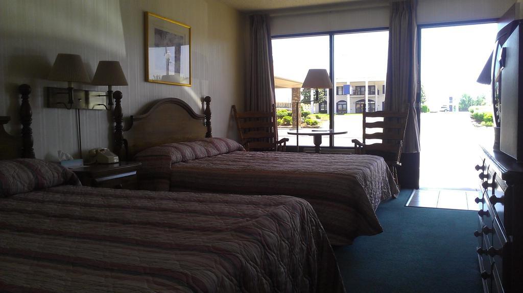 Almost Home Lodge Branson Room photo