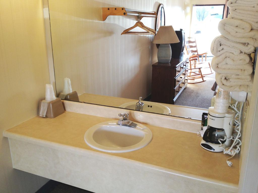 Almost Home Lodge Branson Room photo