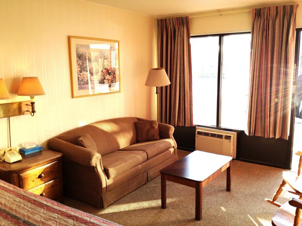 Almost Home Lodge Branson Room photo